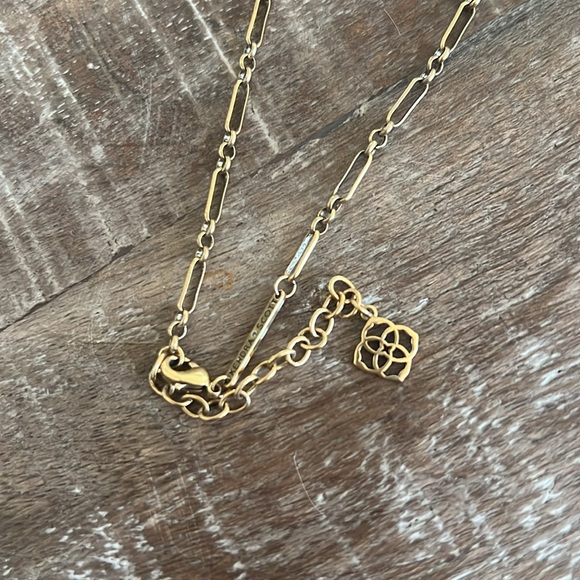 Kendra Scott Reid Faceted Necklace in Vintage Gold White Abalone - Picture 4 of 6